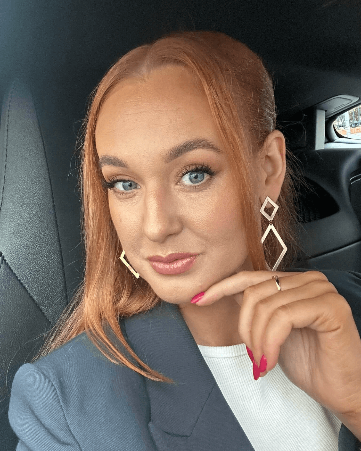 Naše CEO, Veronika Bambasová má díky samoopalávčkům teplý ple´tový podtón a oužívá odstín 03 Beige